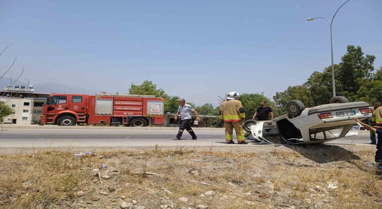 Kırıkhanda ters dönen otomobildeki 2 kişi yaralandı