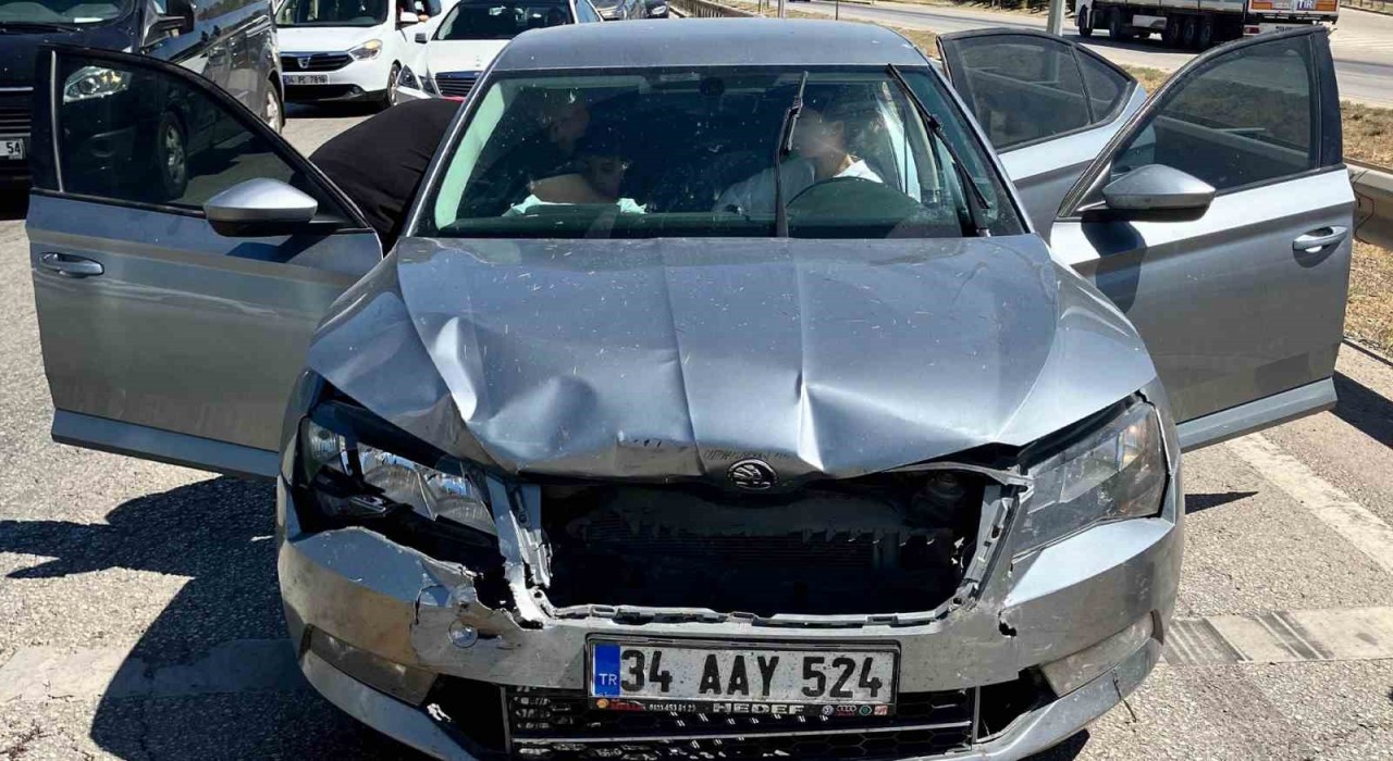 Kırıkkalede 3 araçlı zincirleme kaza: 3 yaralı