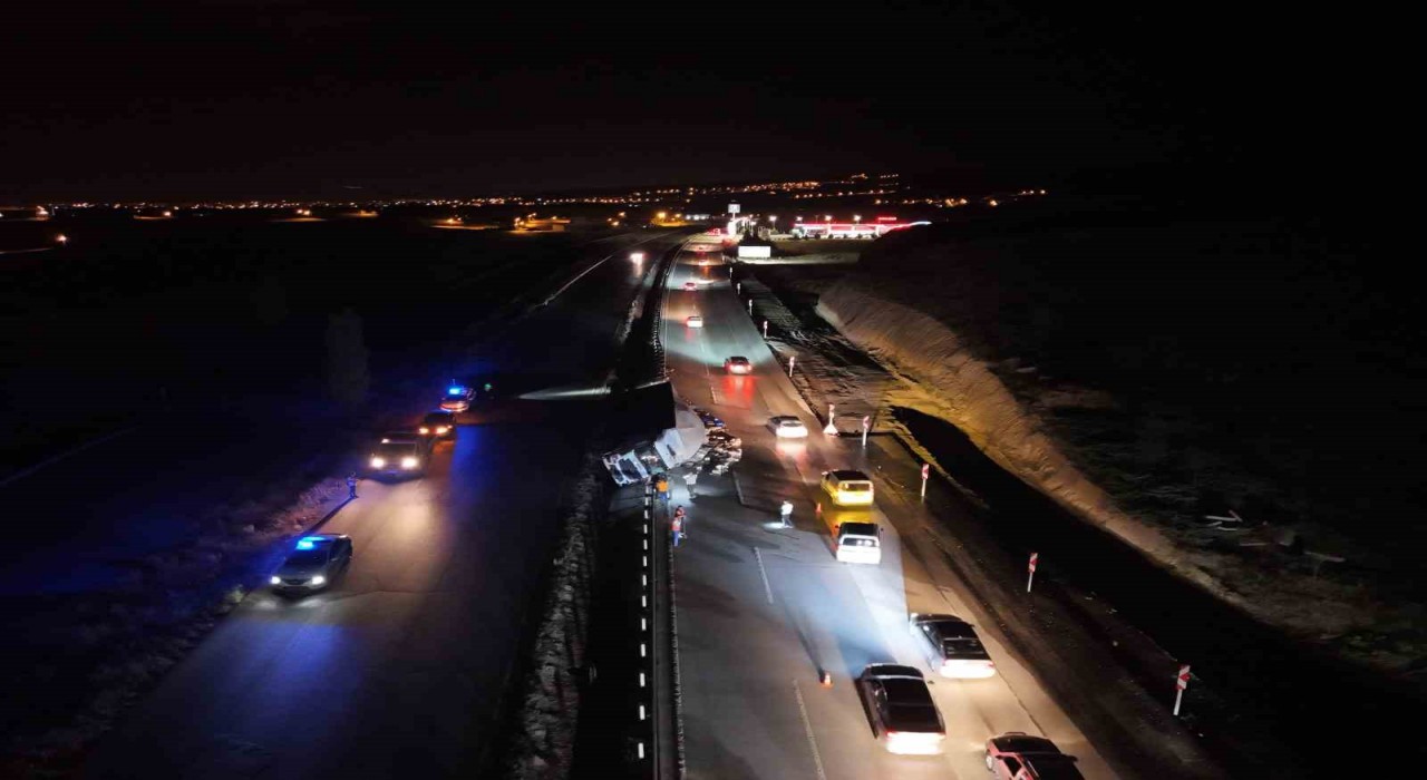 Kırıkkalede alkol yüklü tır devrildi
