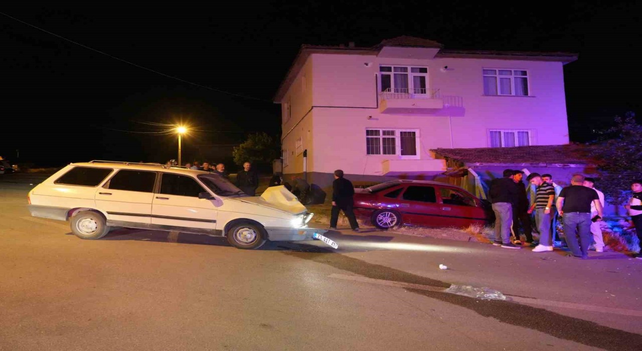 Kırıkkalede iki otomobil kafa kafaya çarpıştı: 3 yaralı
