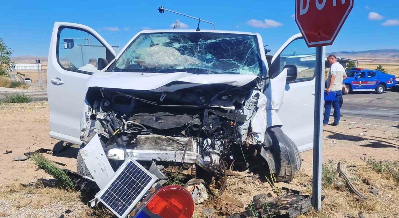 Kırıkkalede minibüs ile hafif ticari araç çarpıştı: 6 yaralı