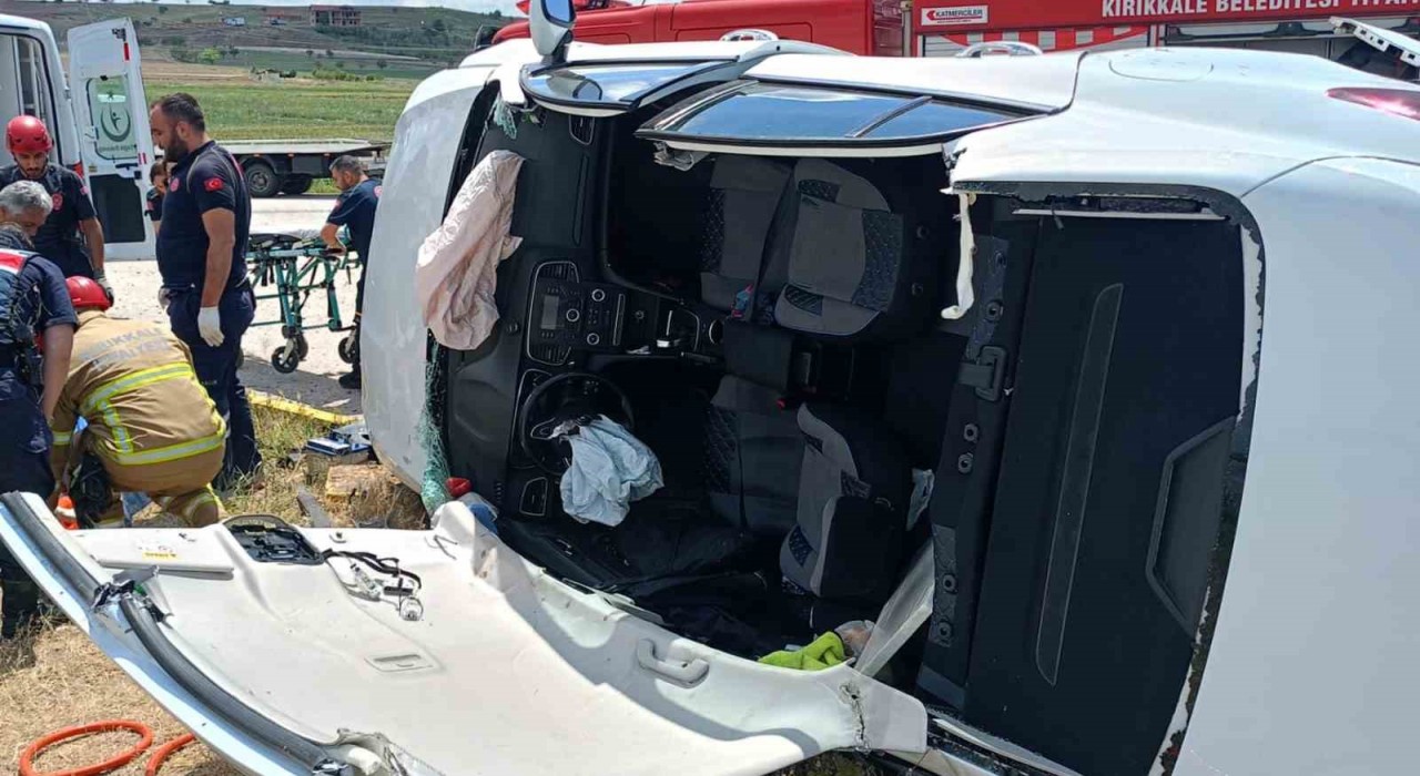 Kırıkkalede otomobil şarampole devrildi: 2 yaralı
