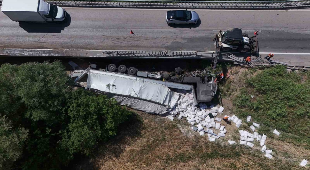 Kırıkkalede un yüklü tır köprüden devrildi: 1 ağır yaralı