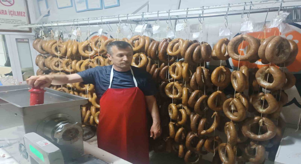 Kırkada kurban etleri sucuk oluyor