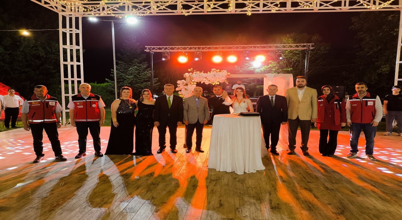Kırklareli Valisi Turan, Evlenecek Gençlerin Desteklenmesi projesinden yararlanan çiftin nikah şahidi oldu