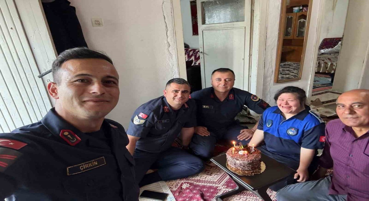 Kırşehirde Jandarmadan Down Sendromlu Sılaya Doğum Günü Sürprizi