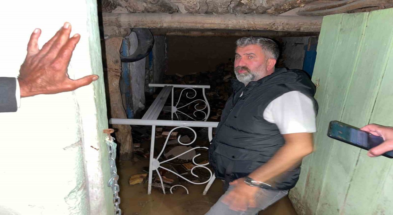 Kırşehirin Toklümen köyünde sel: 3 ev tahliye edildi