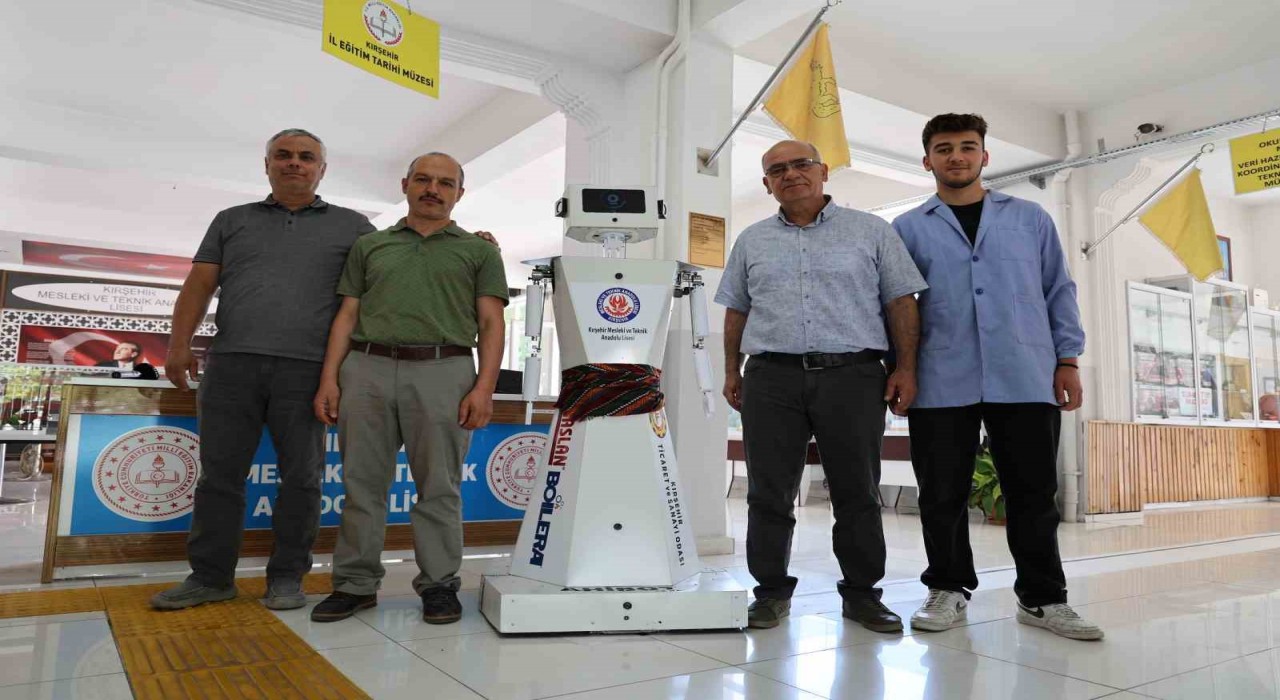 Kırşehirli öğrencilerden mihmandar robot: AhiBot okula gelenleri karşılıyor