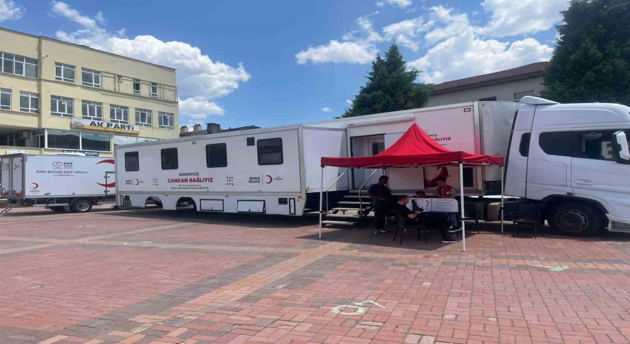 Kızılay kan bağışı tırı Tavşanlı Cumhuriyet Meydanında