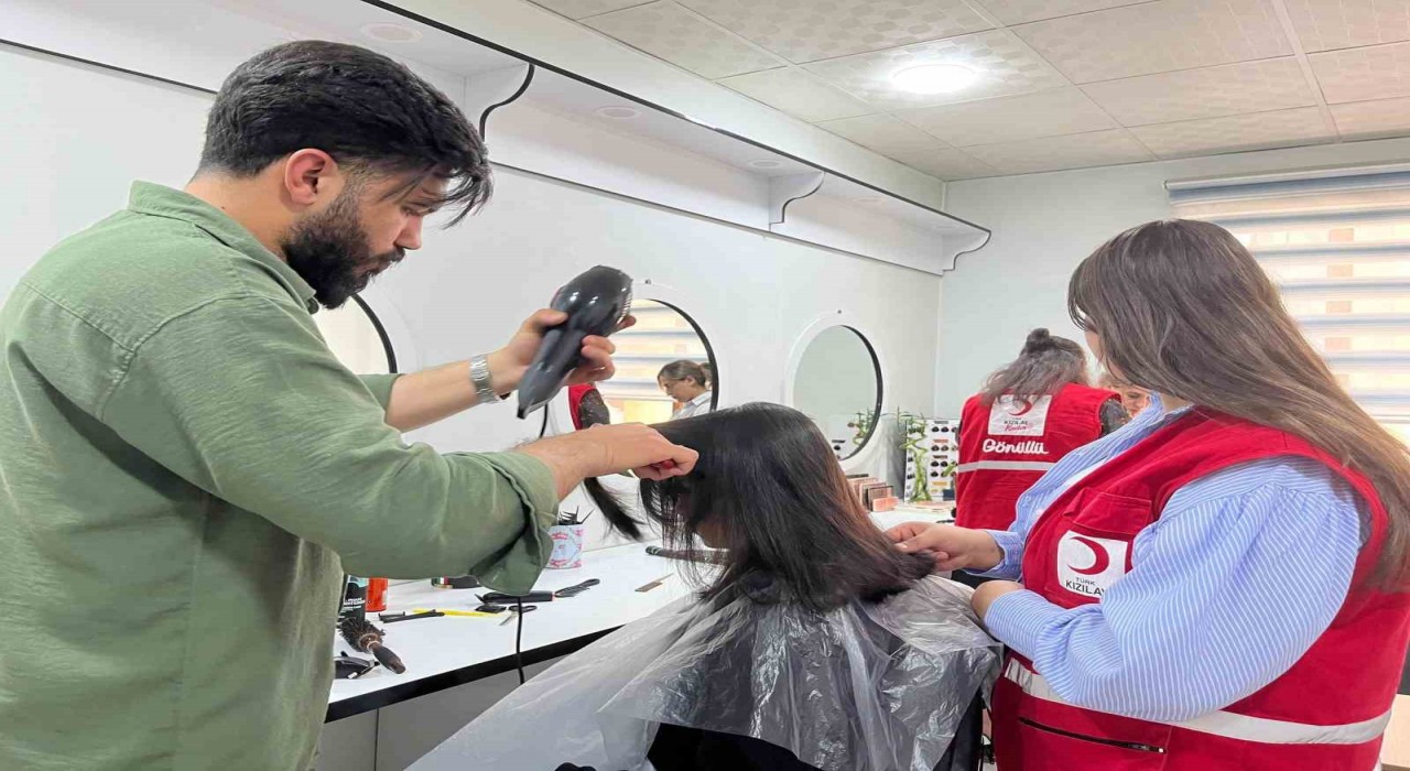 Kızılaydan bayram öncesi çocuklara ücretsiz saç kesimi ve bakım
