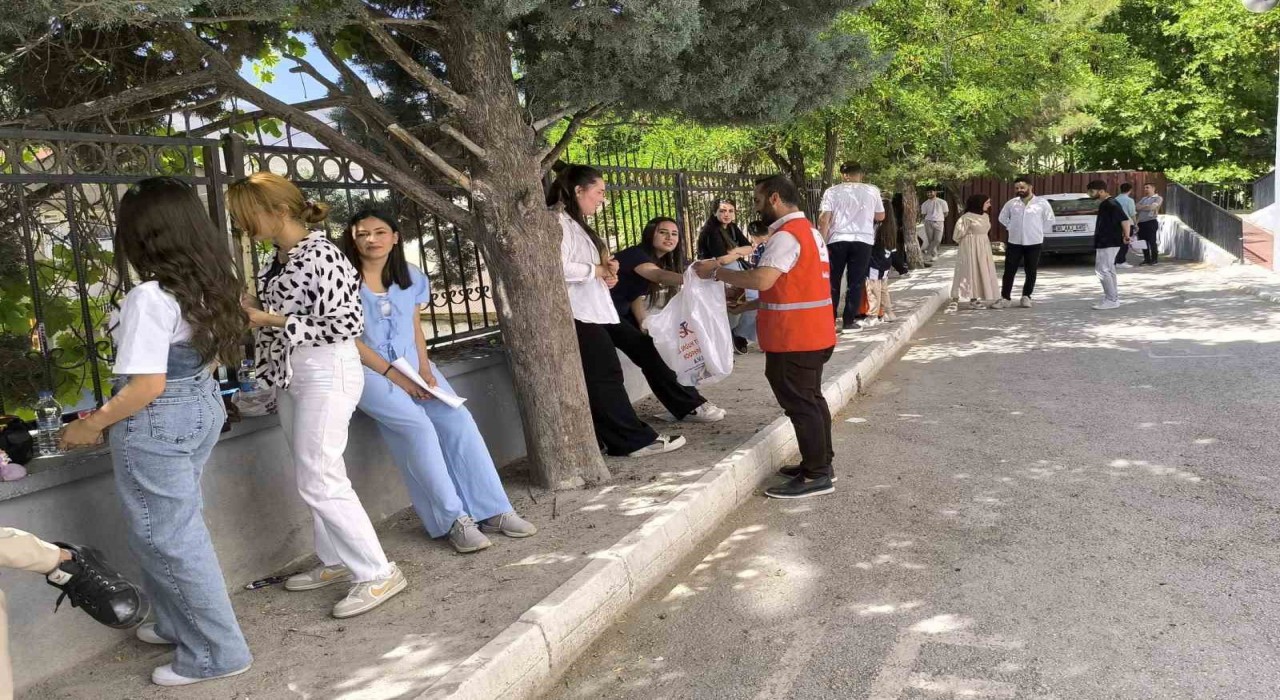 Kızılaydan YKS adaylarına moral desteği