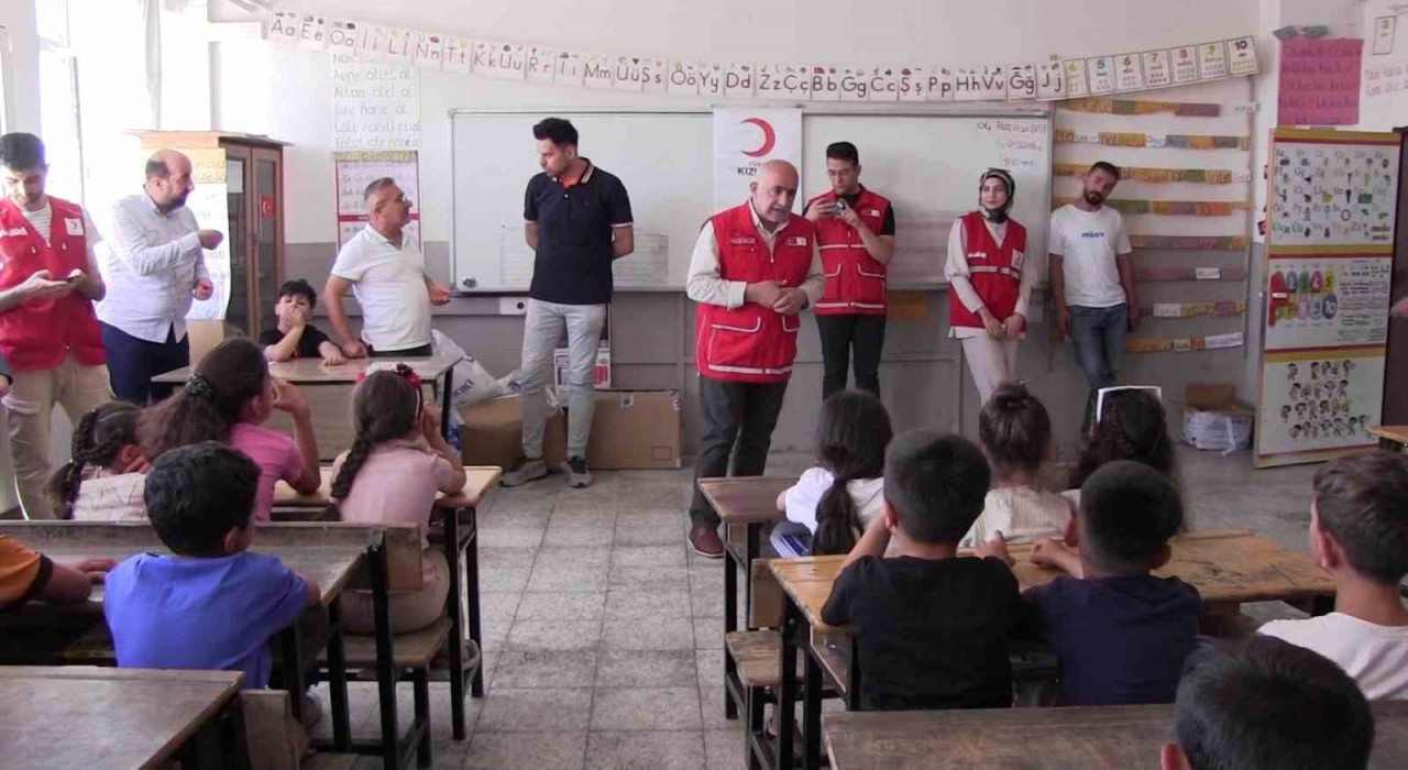 Kızılayın yardım eli çocuklara uzandı