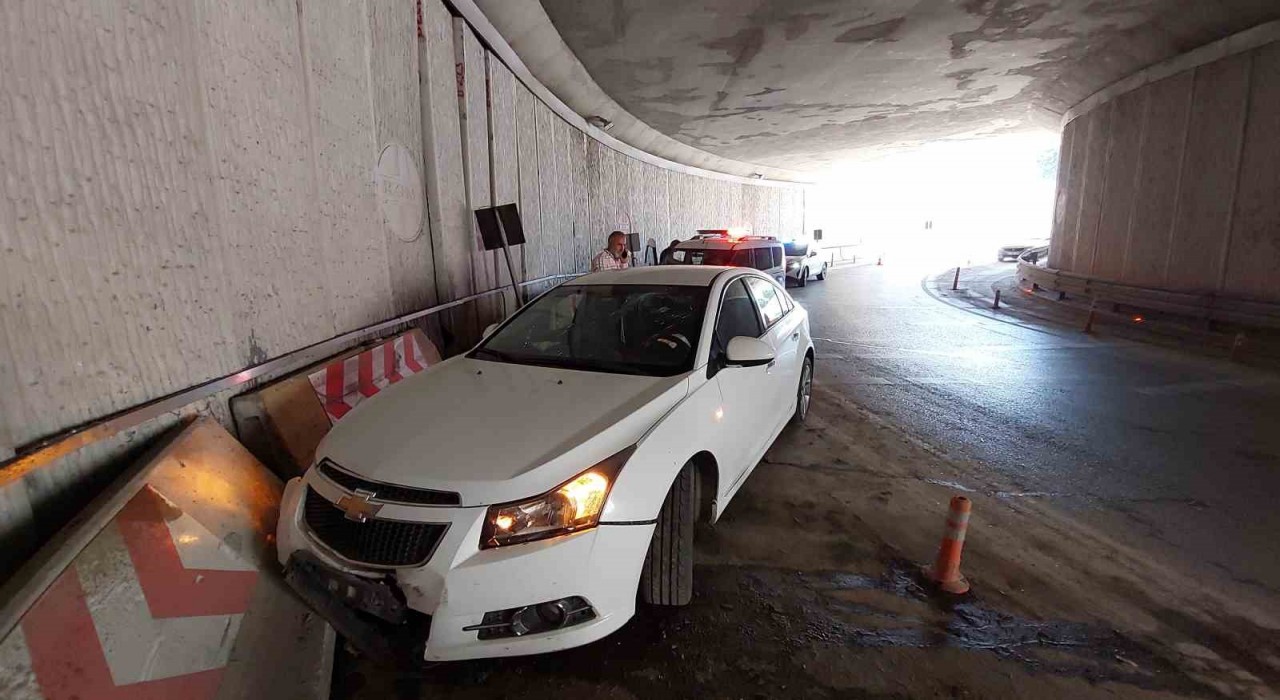 Kızlarının mezuniyet törenine giden aile ucube alt geçitte kaza yaptı: 3 yaralı