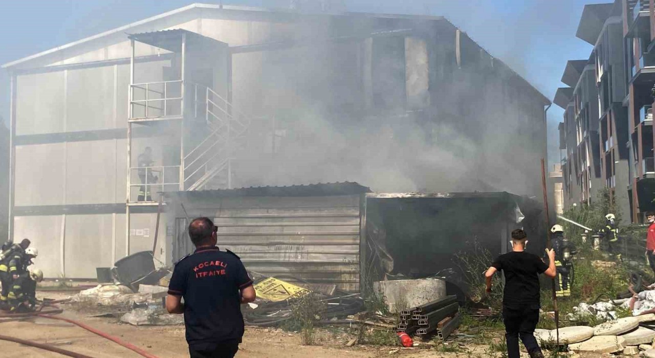 Kocaelinde şantiye deposunda yangın