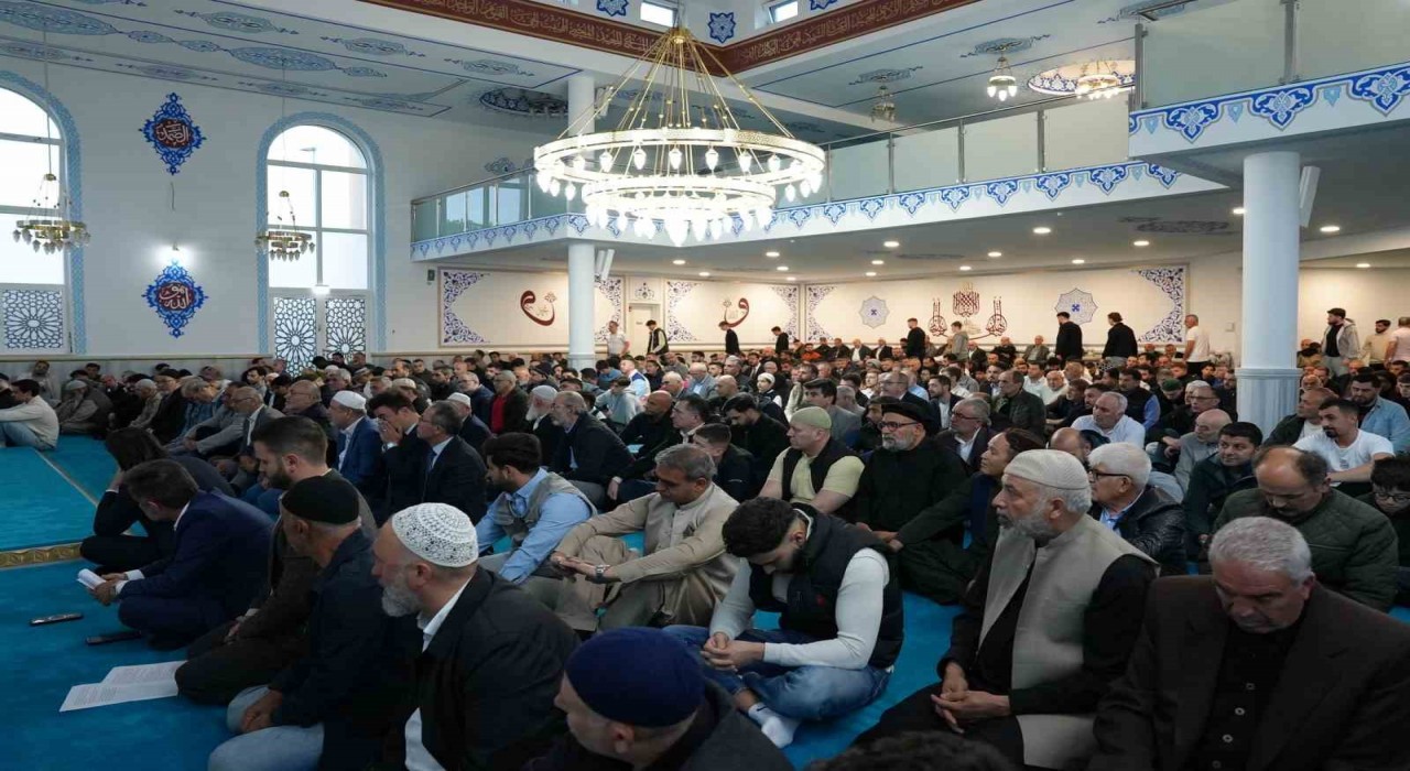 Kölnde yüzlerce Müslüman Kurban Bayramı namazını eda etti