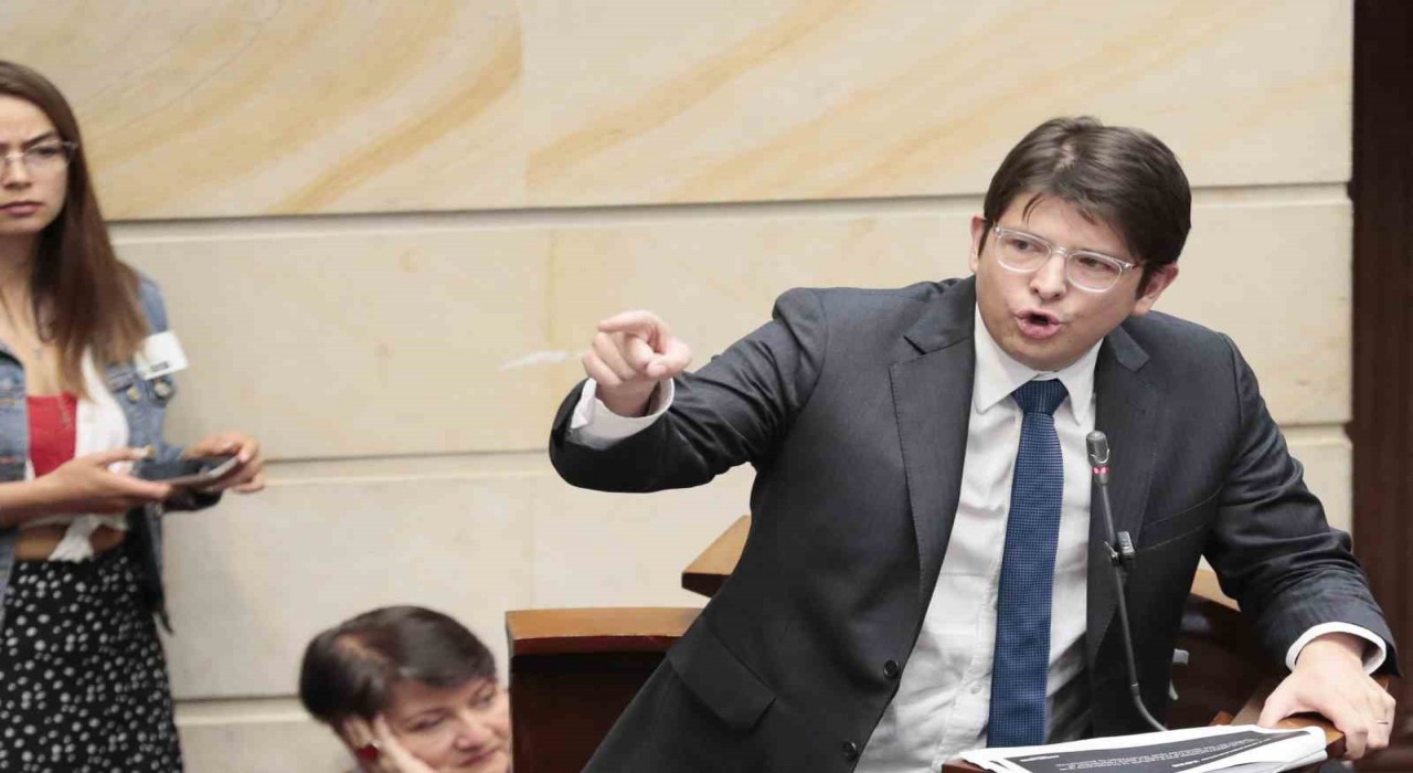 Kolombiyada başkan adayı Uribeye suikast girişimi: Başından vuruldu