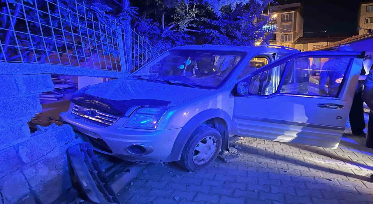 Kontrolden çıkan araç bahçe duvarına çarptı: 1 yaralı