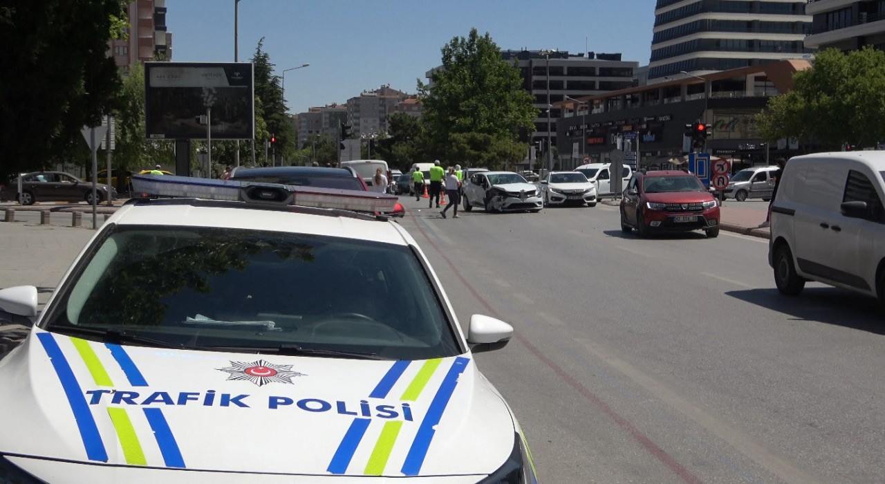 Konyada hatalı dönüş kazası: 3 yaralı