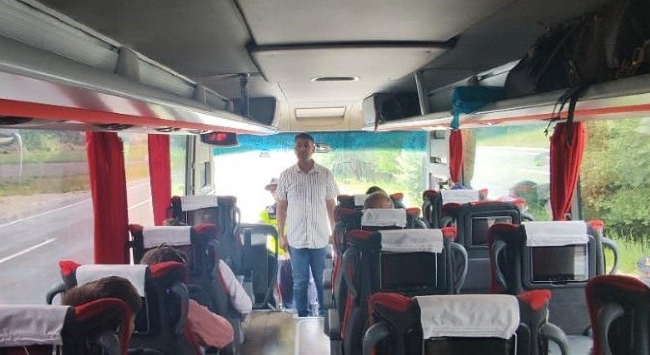 Konyada jandarma yolcu gibi bindiği otobüsü denetledi, sürücü cezadan kurtulamadı
