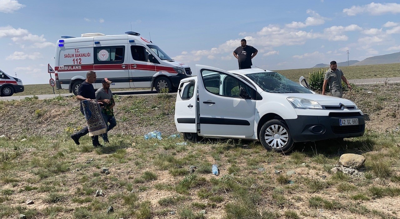Konyada lastiği patlayan hafif ticari araç takla attı: 2 yaralı