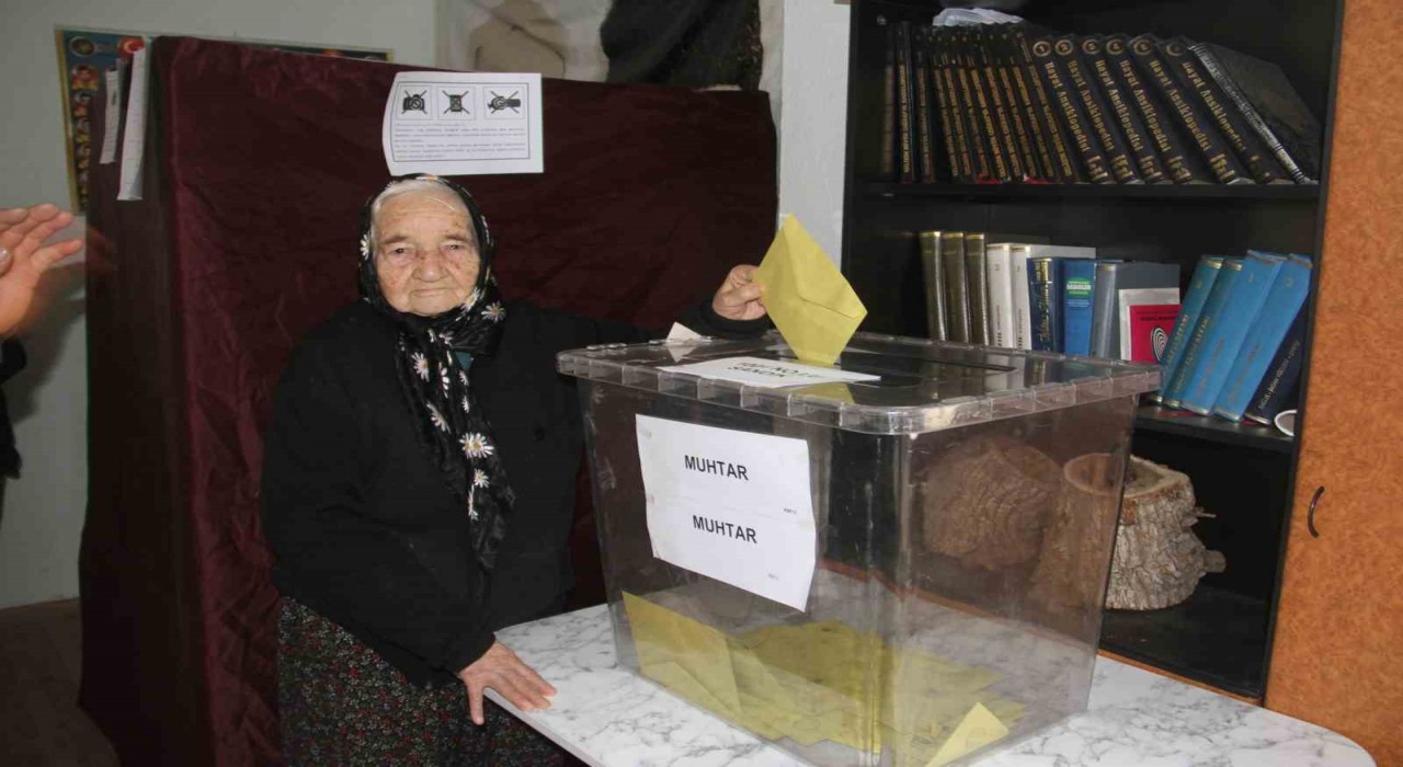 Konyada mahalle sakinleri muhtarlarını seçmek için sandık başına gitti