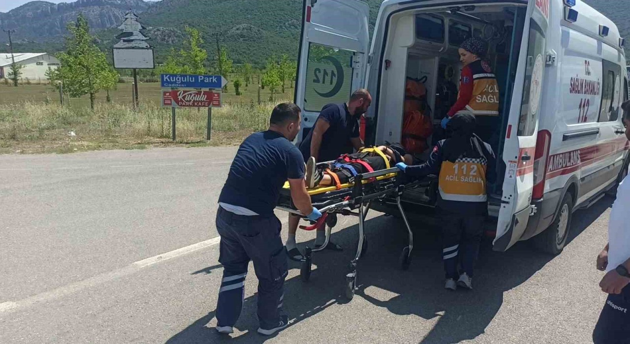 Konyada motosiklet virajı alamadı: 2 yaralı