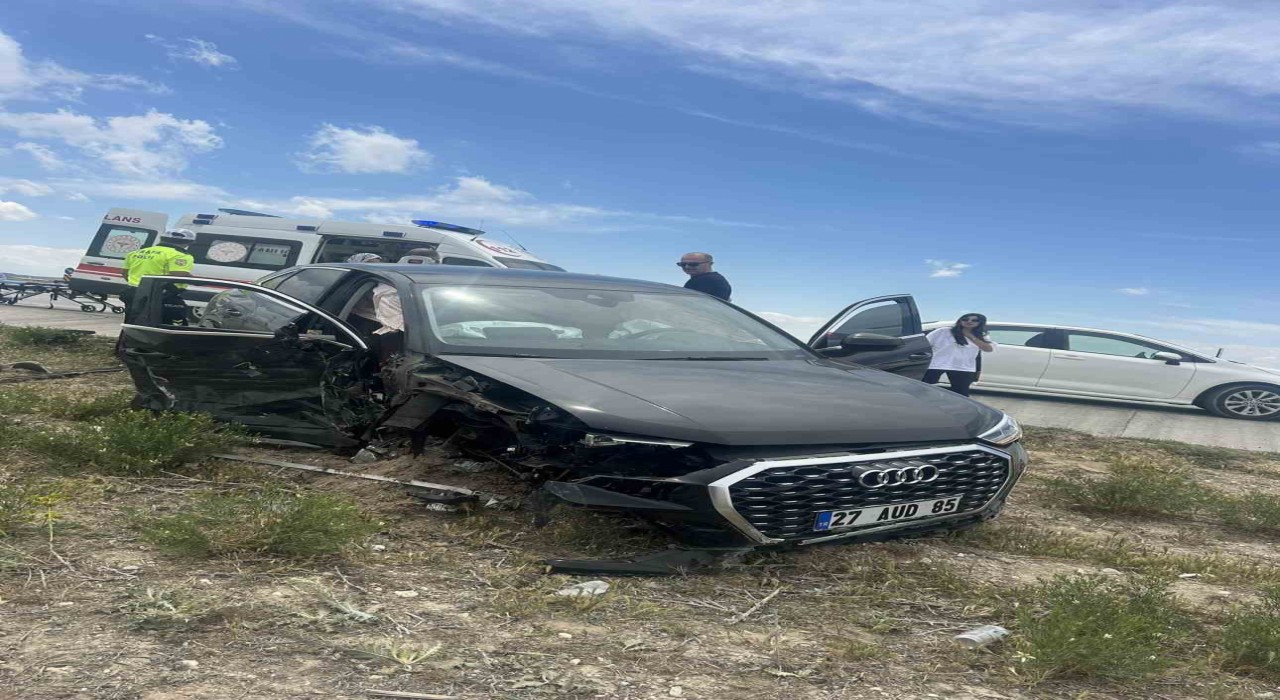 Konyada otomobil kamyona çarptı: 2 yaralı