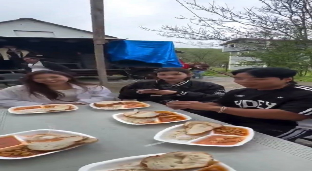 Koreli turistlere şok: Hem yemeğe davet ettiler hem de paralarını aldılar