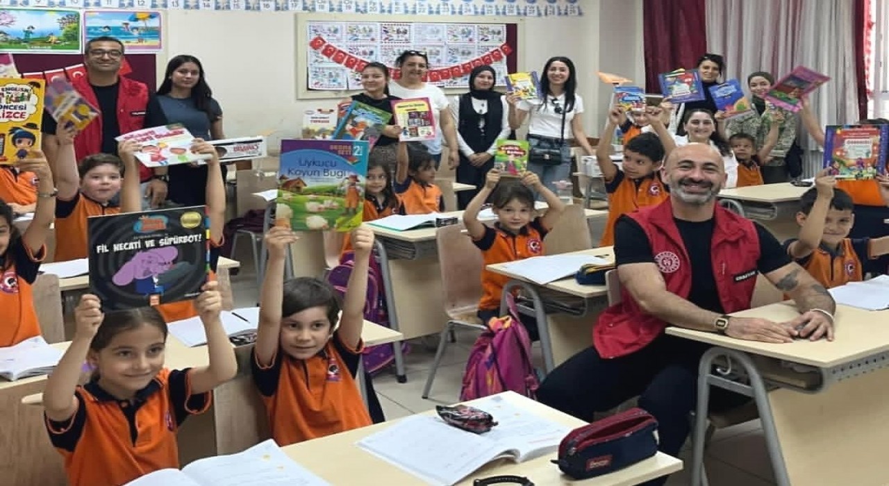 Köşk MYO öğrencileri 100. Yıl Atatürk İlkokuluna kitap bağışında bulundu