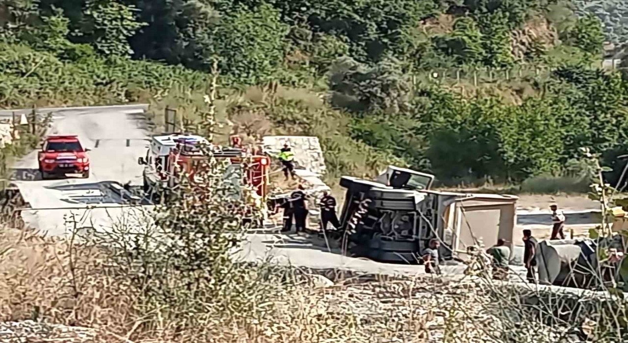 Köşkte kum kamyonu devrildi: 1 yaralı