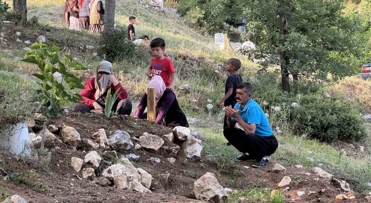 Köy sakinleri mezarlıkta buluşup dua etti
