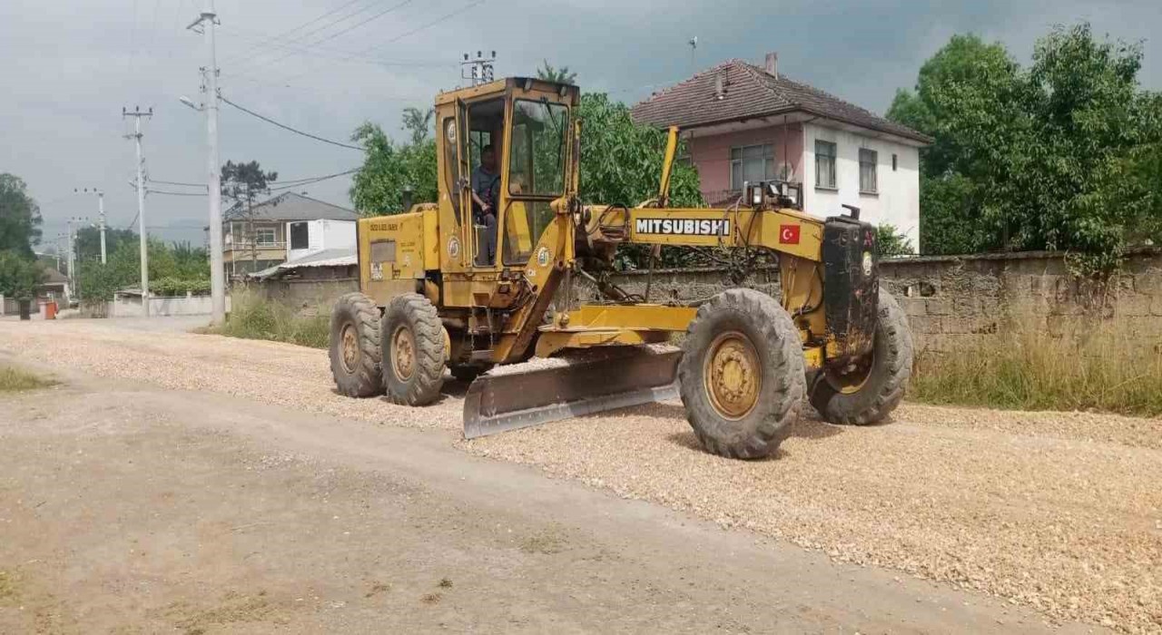Köy yollarında malzemeli bakım
