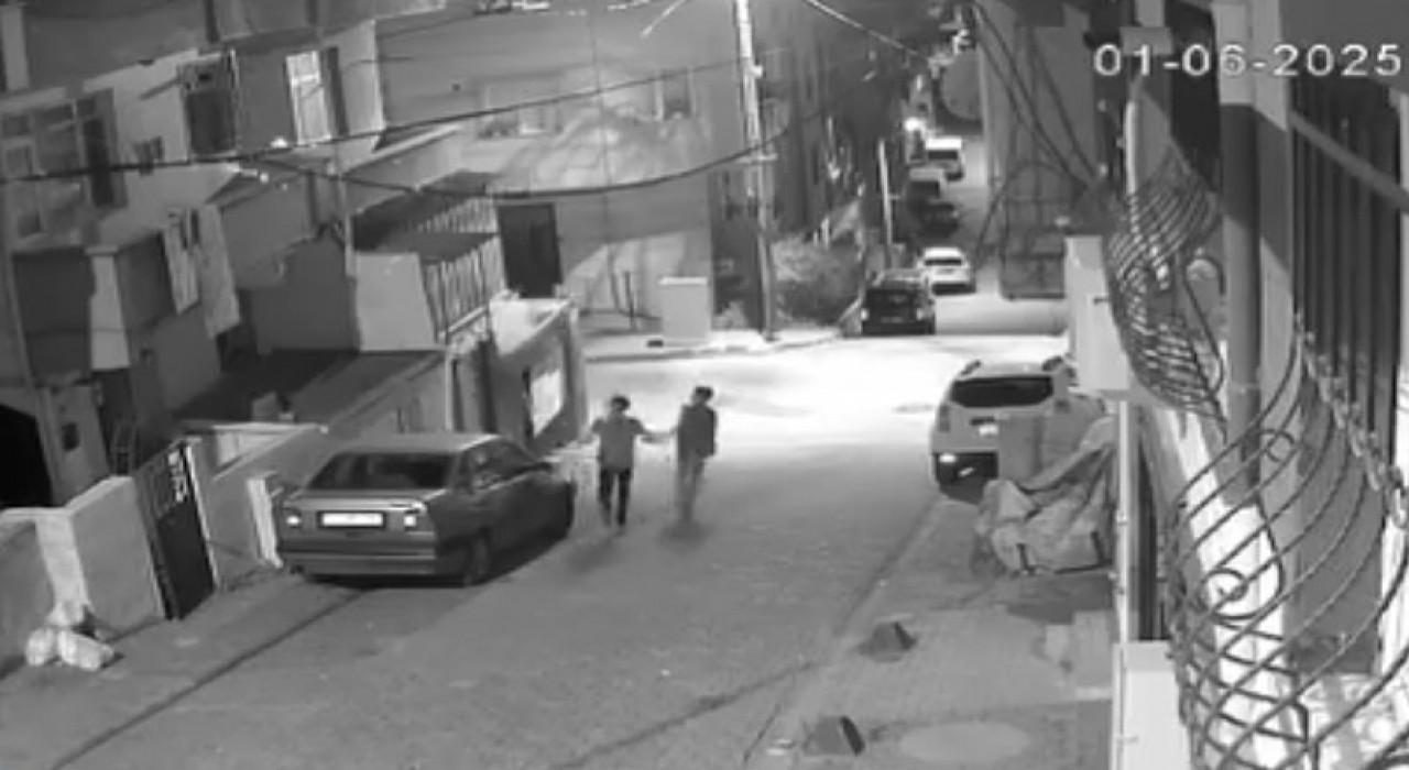 Küçükçekmecede balkona torpil attılar: O anlar kamerada