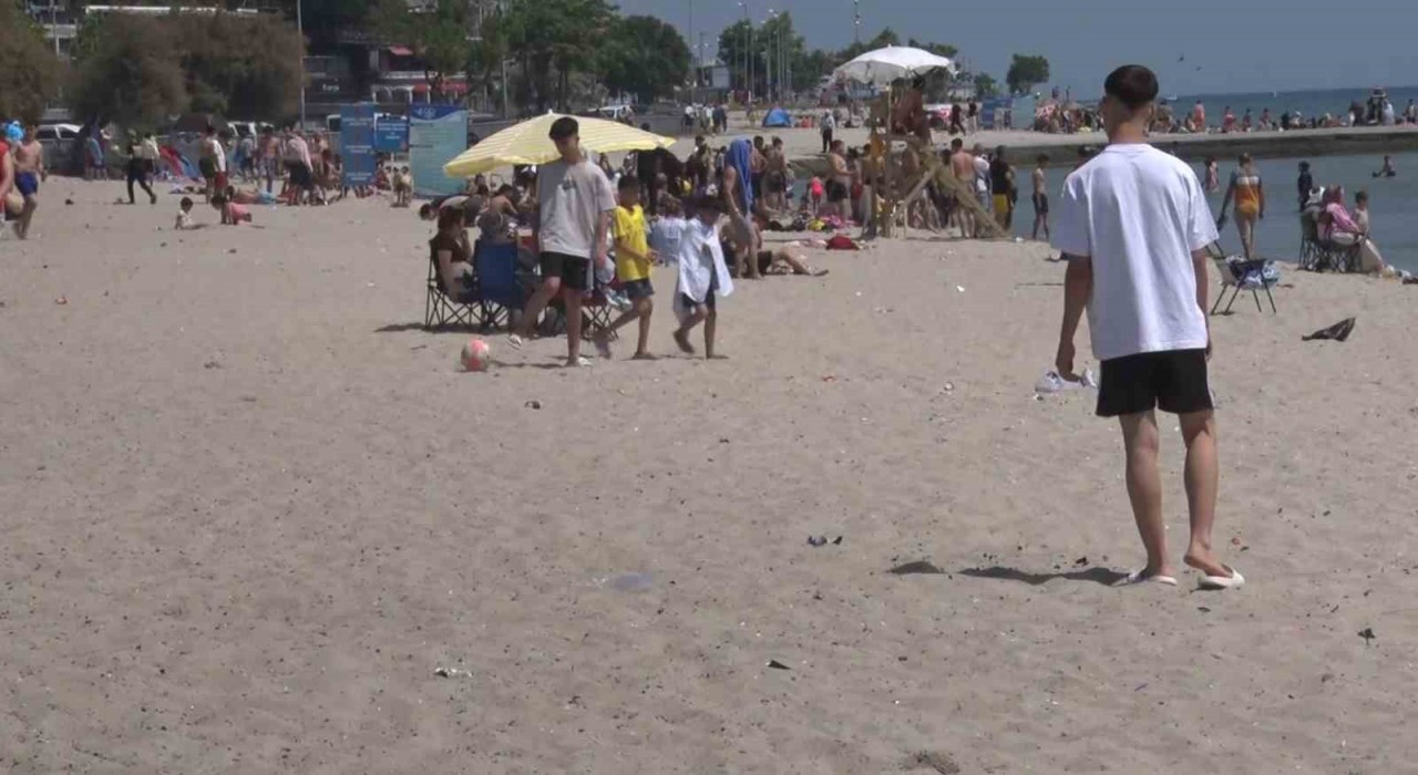 Küçükçekmecede bayramın 2nci gününde vatandaşlar sahile akın etti