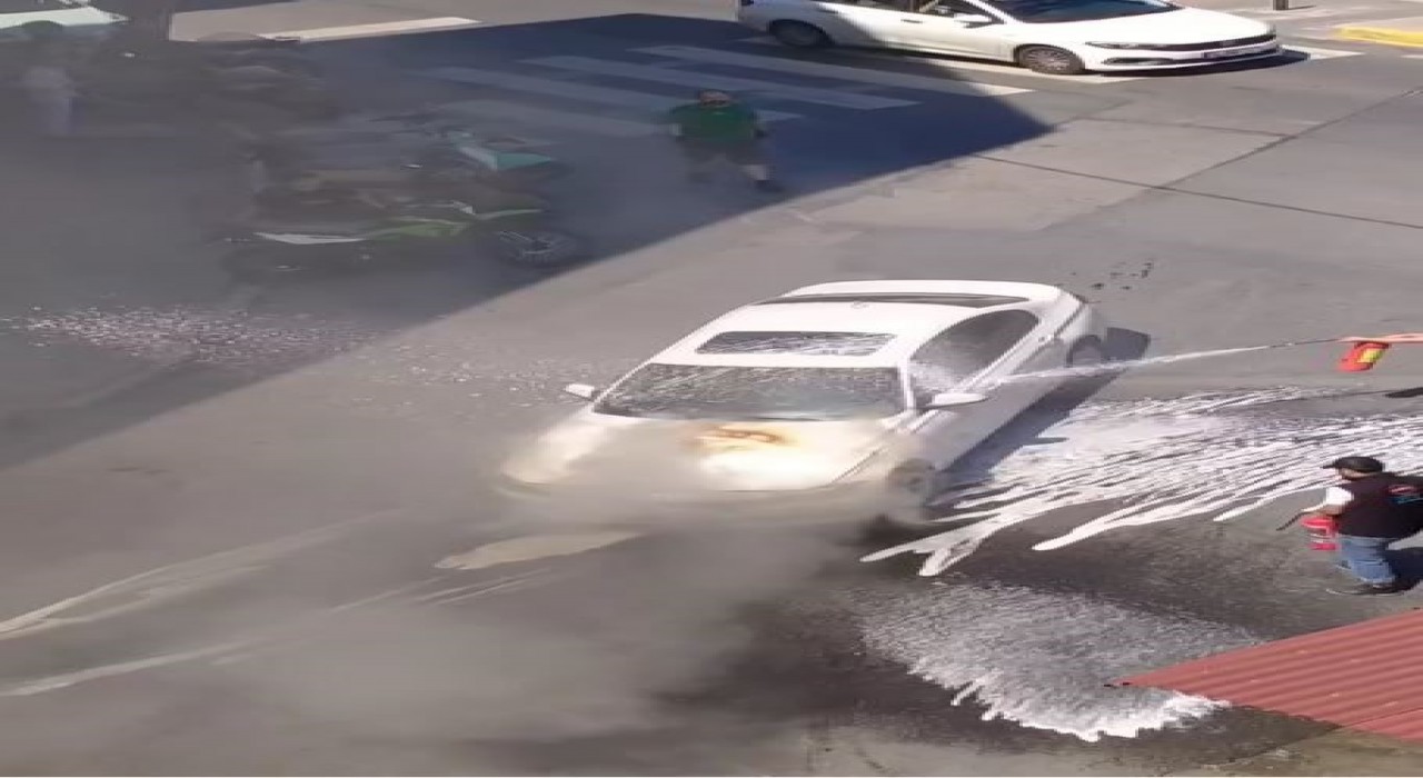 Küçükçekmecede seyir halindeki araç aniden yanmaya başladı