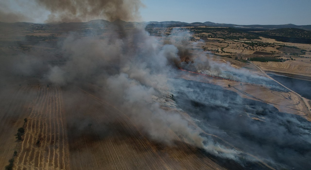 Kulada ekili arazide büyük yangın