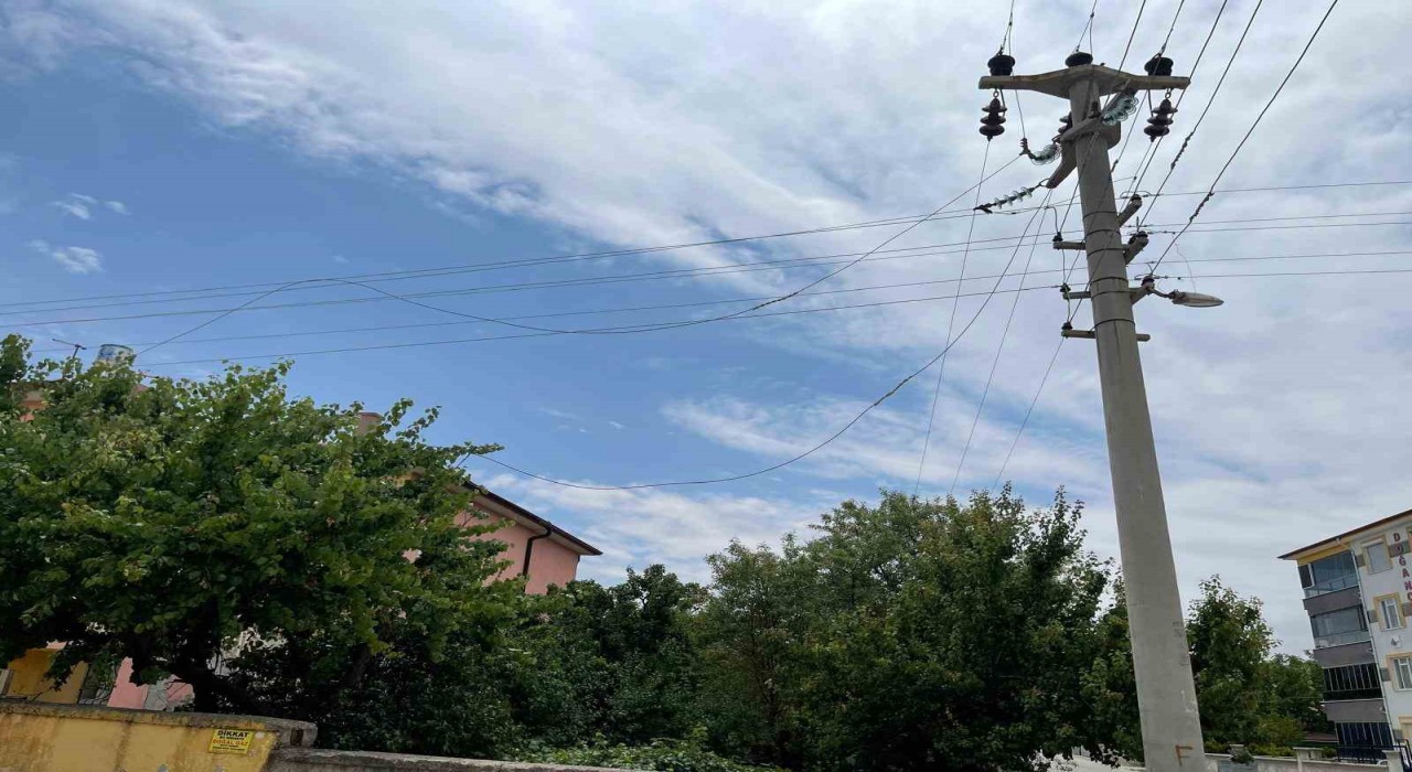 Kuluda aşırı rüzgardan elektrik teli koptu, mahalle elektriksiz kaldı