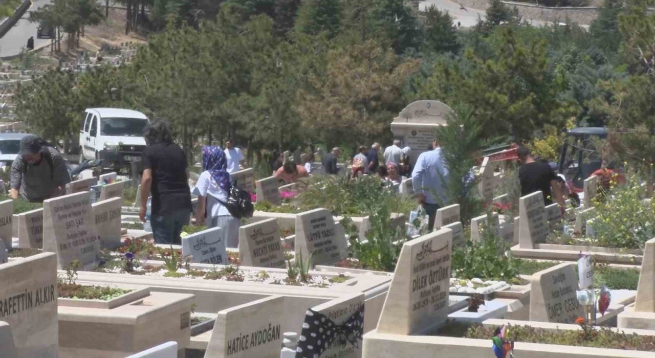Kurban Bayramı arefesinde mezarlıklar ziyaret edildi