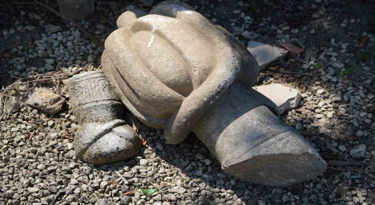 Kurban Bayramı öncesi tarihi kabristanlarda ihmaller pes dedirtti: İnsan ve hayvan kemikleri ortaya saçılmış durumda