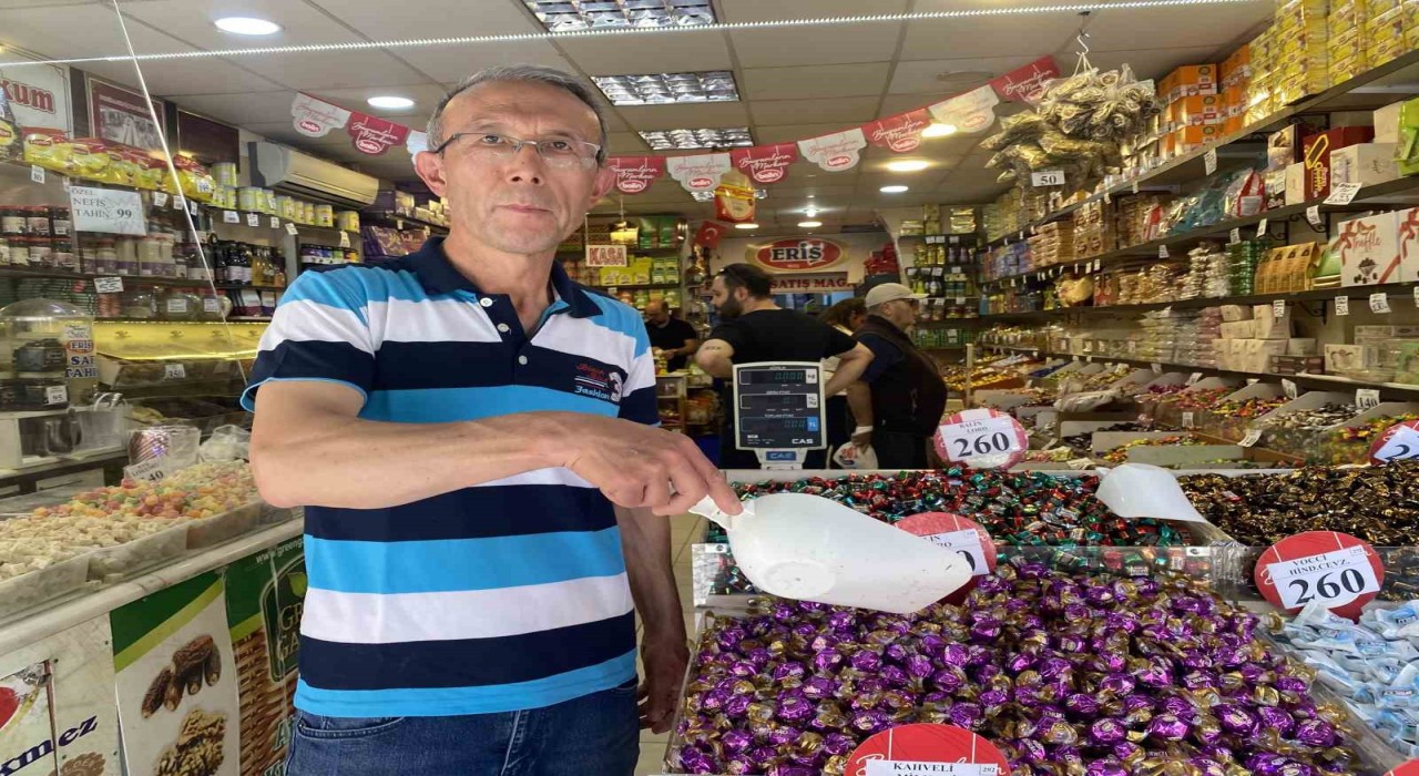 Kurban Bayramına bir gün kala kuruyemişçilerin işleri yoğunlaştı