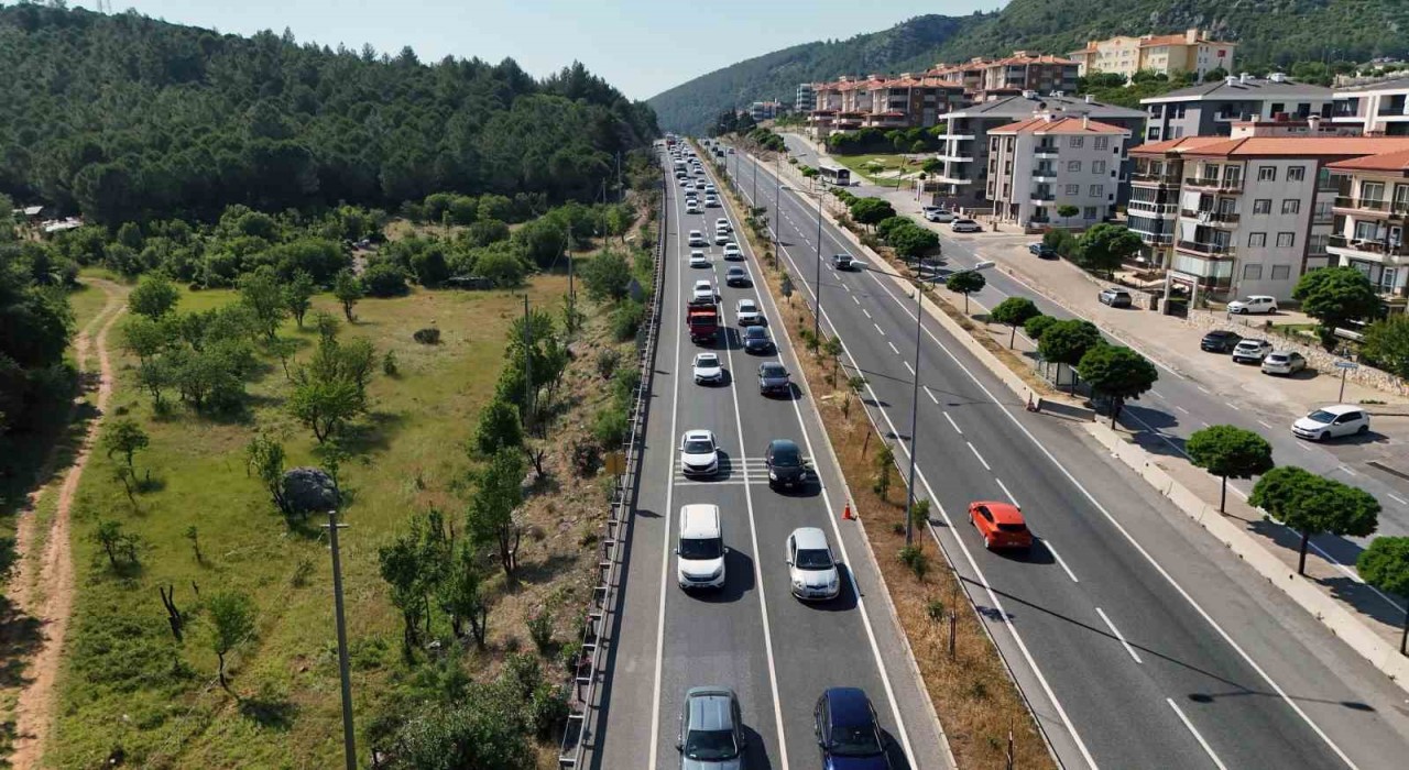 Kurban Bayramında Muğlaya yerli turist akını: Yollarda uzun kuyruklar oluştu