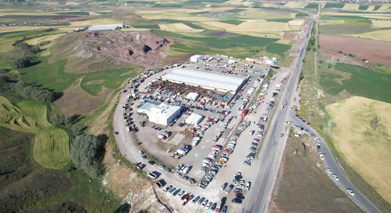 Kurban pazarındaki yoğunluk havadan görüntülendi