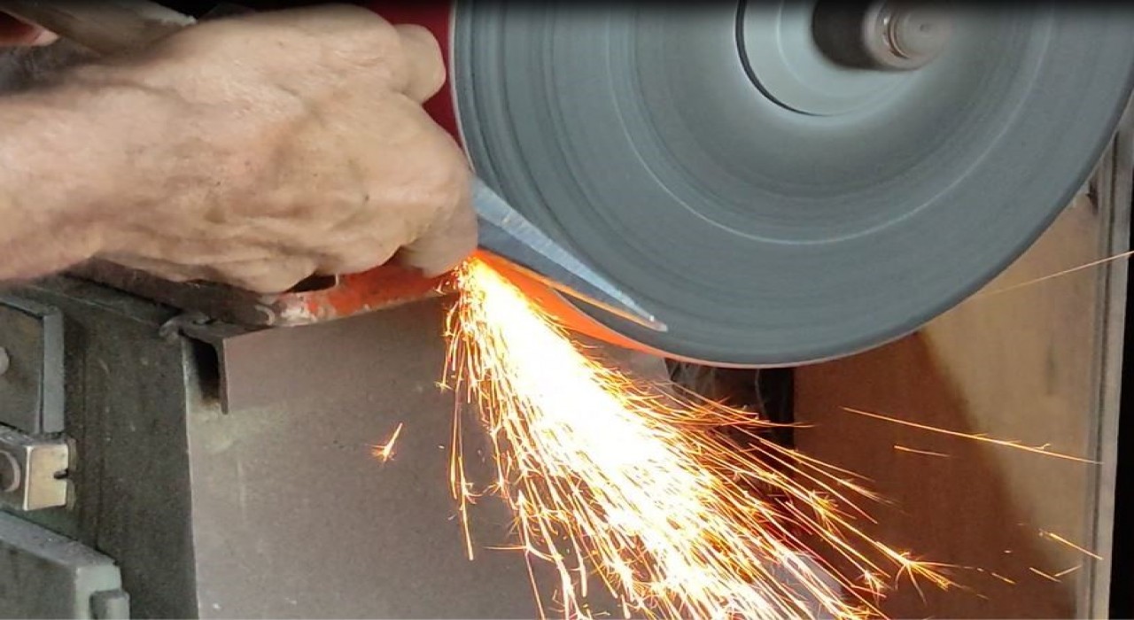 Kurbanlık bıçaklar bileniyor