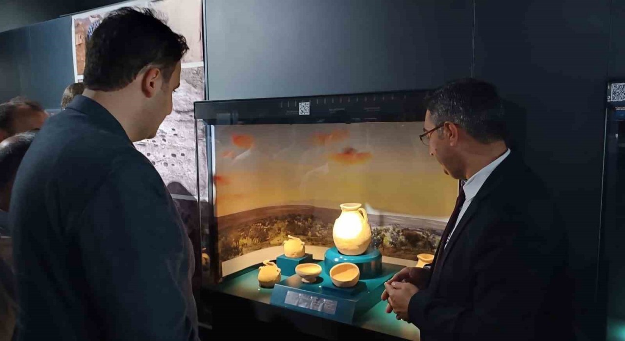 Kurtarma kazılarında çıkartılan 2 bin 300 yıllık 26 eser Hasankeyf Müzesinde sergilendi