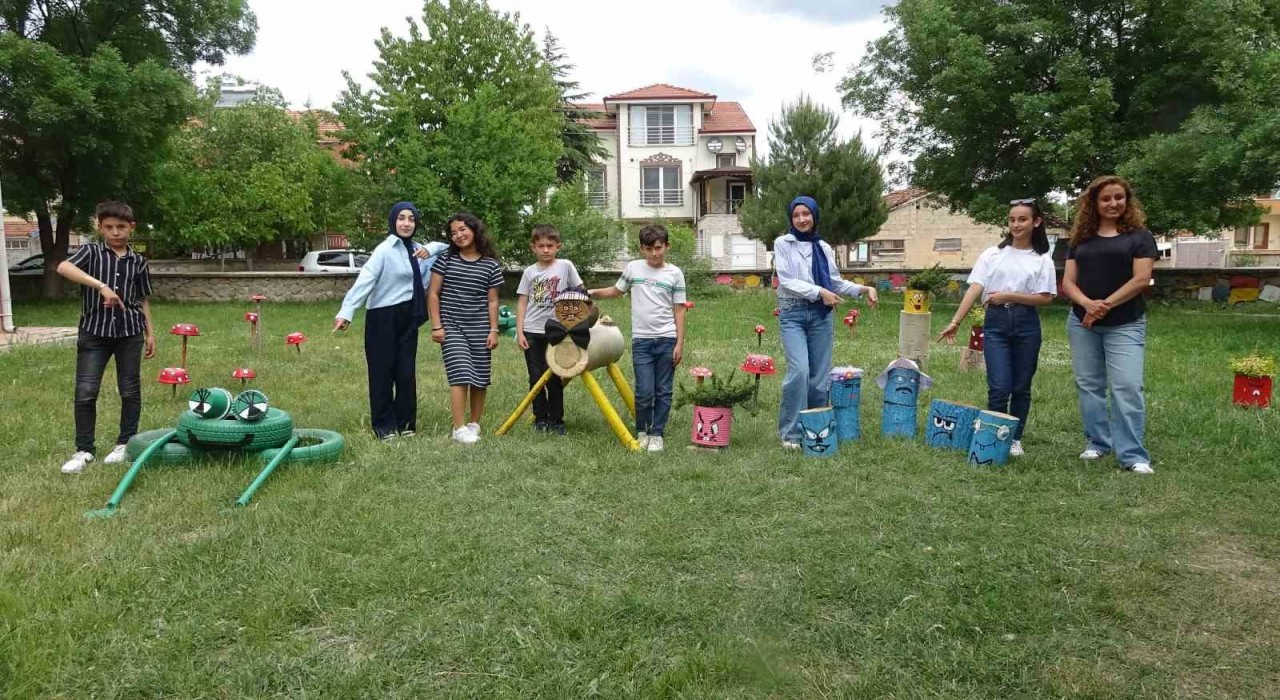 Kuruçay Ortaokulu bahçesi öğretmen ve öğrencilerin emeğiyle güzelleşti