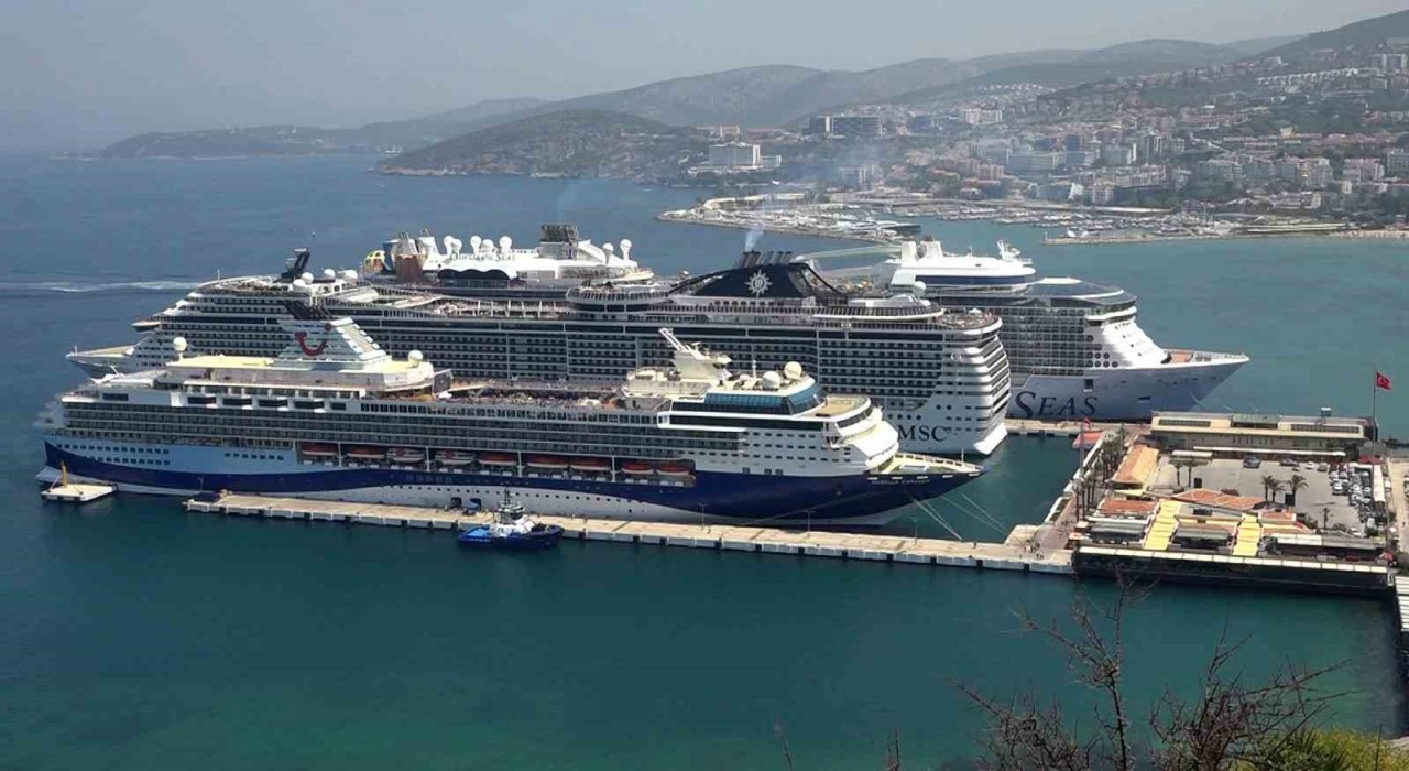 Kuşadasına üç gemiyle toplam 9 bin 600 turist geldi