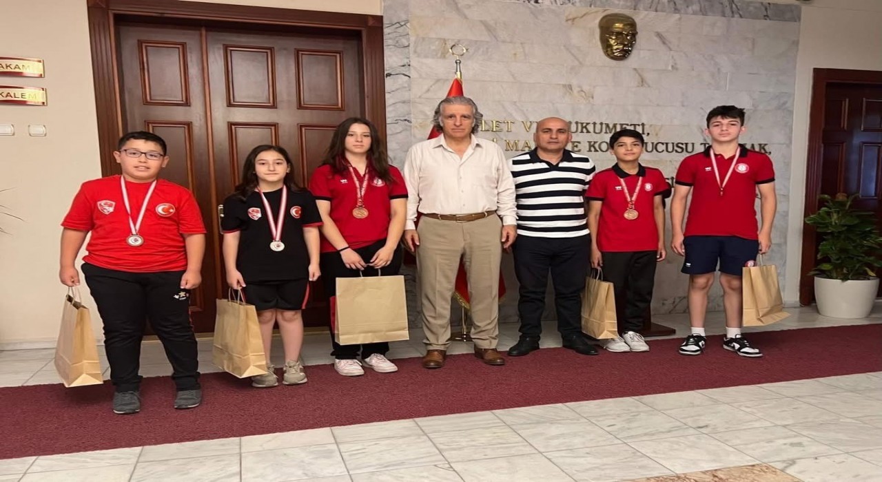 Kuşadasında başarılı sporcular Kaymakam Keklik ile görüştü