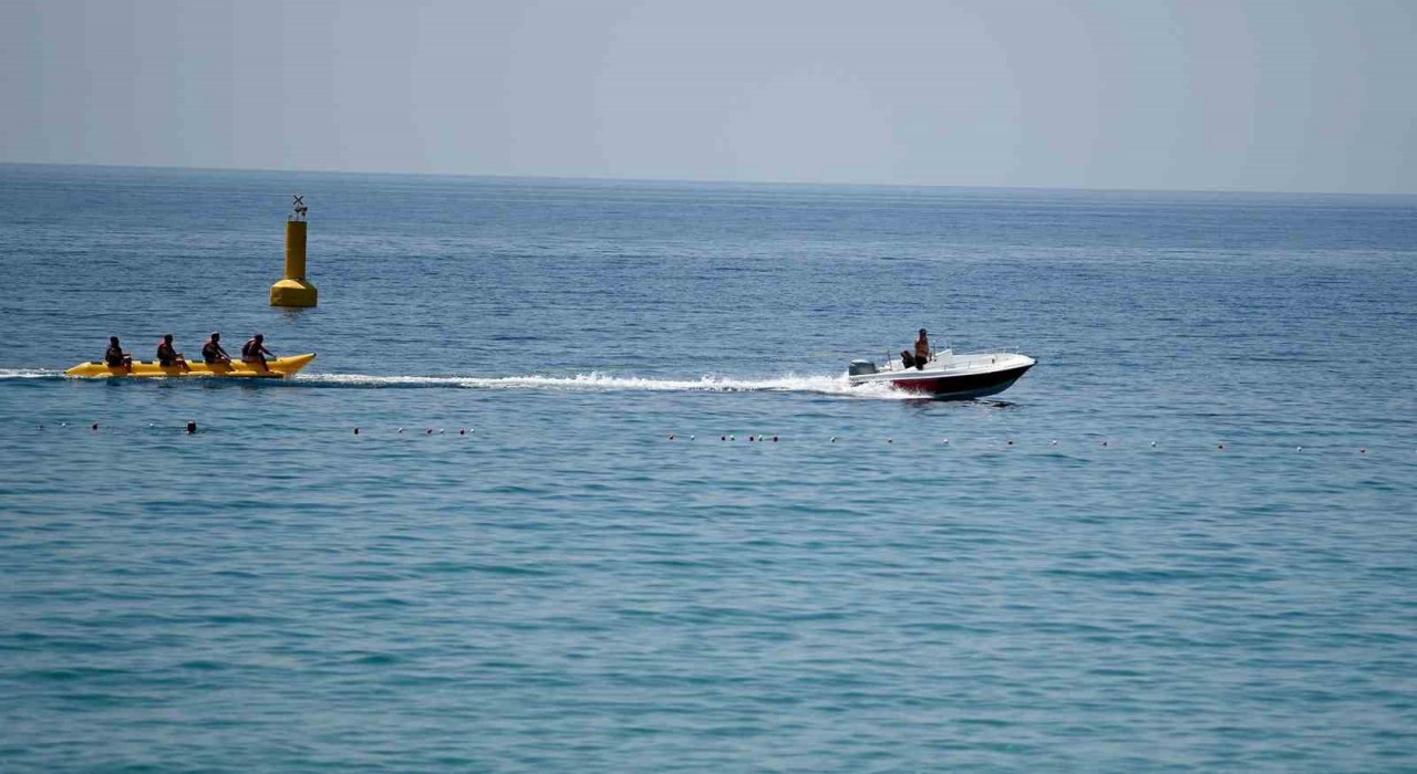 Kuşadasında sıcak havadan bunalanlar plajlara akın etti