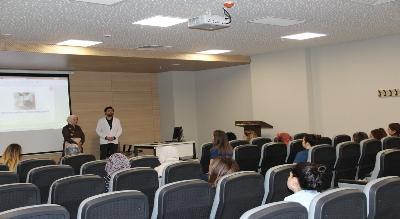 Kütahya Şehir Hastanesinde anne sütü ile beslenmenin önemine dikkat çekildi