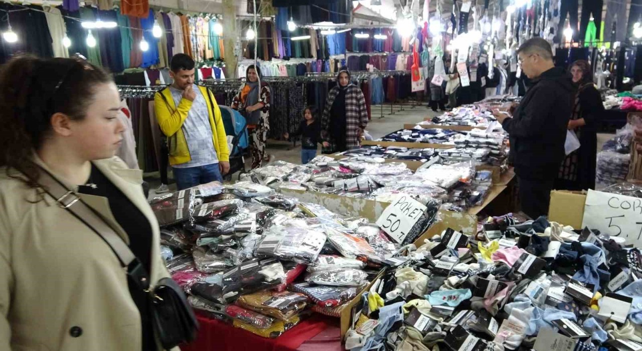 Kütahyada Bayram Pazarı ilgi görüyor